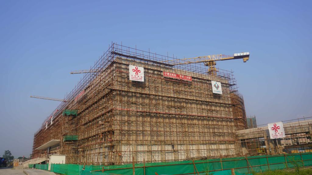 这是2023年5月23日在刚果(金)首都金沙萨拍摄的由中国援建的中部非洲文化艺术中心项目施工现场。